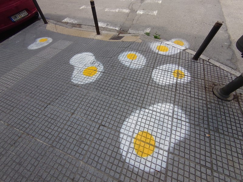 Τα τηγανητά αυγά στα πεζοδρόμια της Θεσσαλονίκης