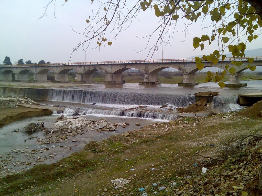 Αποκαθιστά τέσσερις γέφυρες σε περιοχές του Τυρνάβου