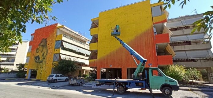 Τοιχογραφία σε πολυκατοικία με θέμα τα αδέσποτα