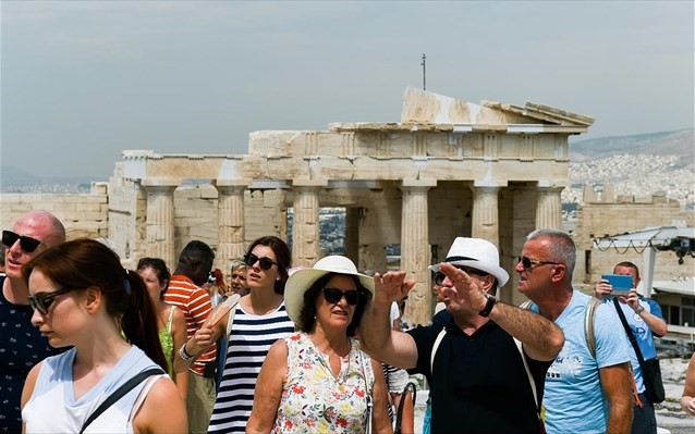 Aνάκαμψη με τουρισμό και χρυσές βίζες