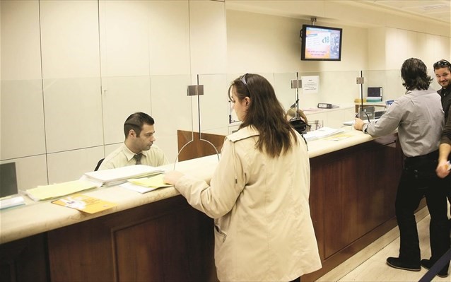 Φόροι και άρση απορρήτου «τρώνε» τις καταθέσεις
