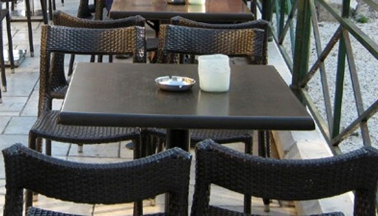 50% μειωμένα τα τέλη τραπεζοκαθισμάτων