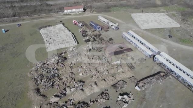 Σοκαριστικές εικόνες από τα συντρίμμια των δύο τρένων