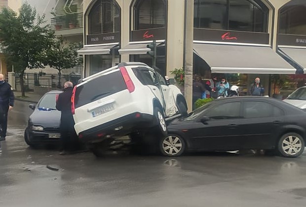 Καραμπόλα τριών αυτοκινήτων στη Λάρισα