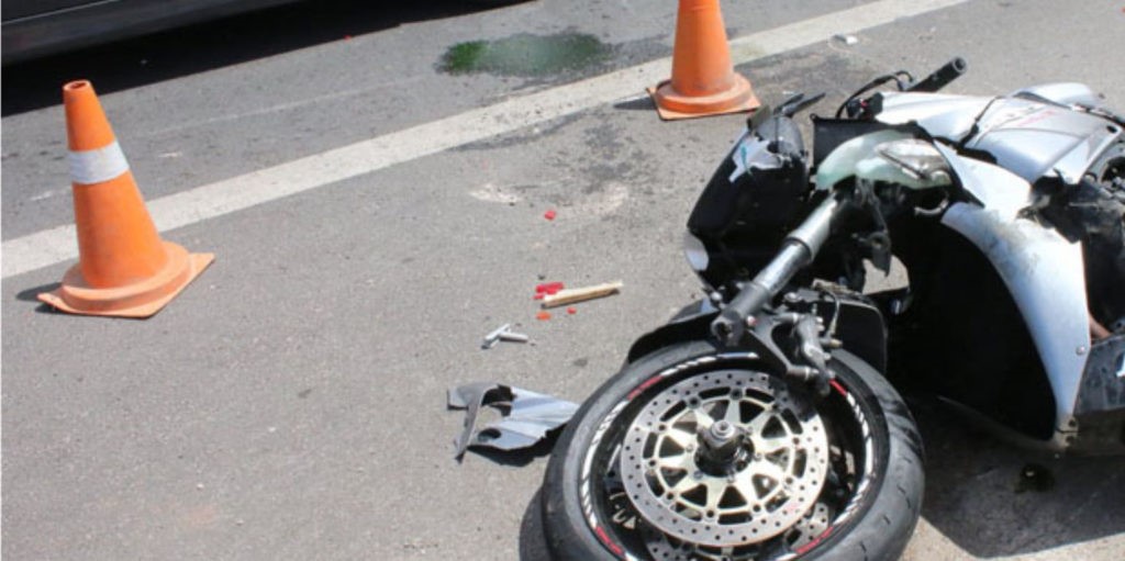 Σοβαρό τροχαίο τη νύχτα με μηχανή