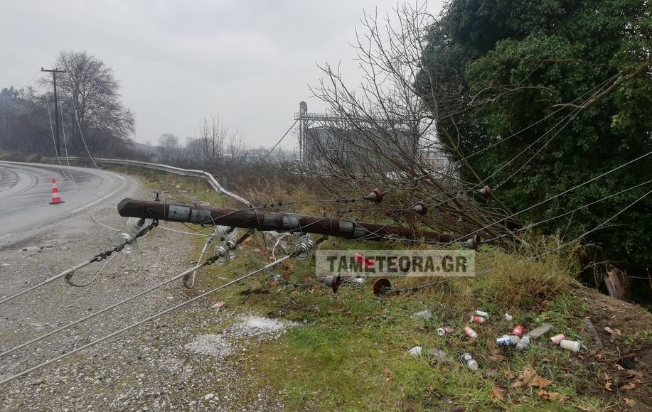 Καλαμπάκα: Αυτοκίνητο "καρφώθηκε" σε κολώνα της ΔΕΗ 