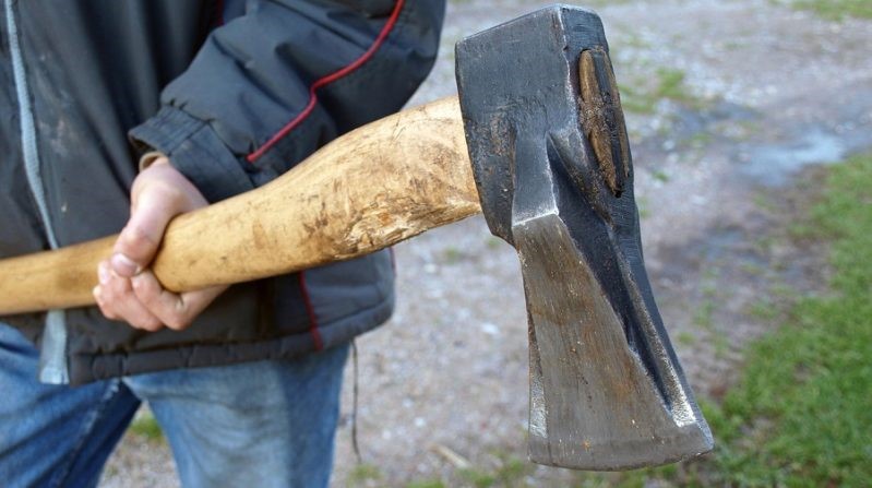 Εβγαλε...τσεκούρι για τα μάτια μια γυναίκας