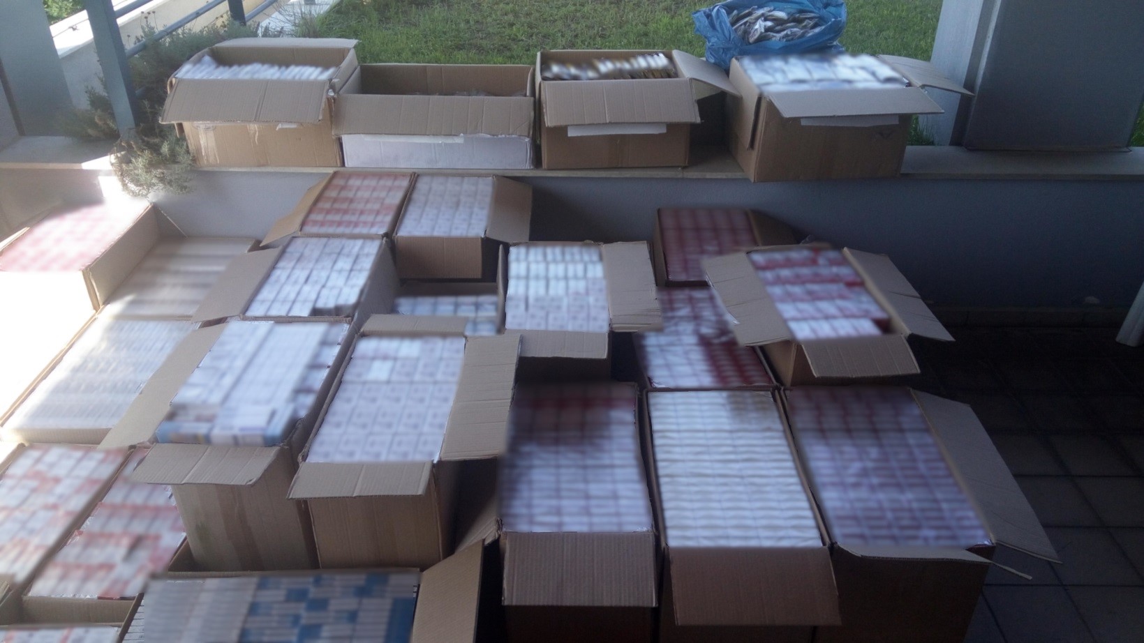 57χρονος με χιλιάδες πακέτα λαθραίων τσιγάρων