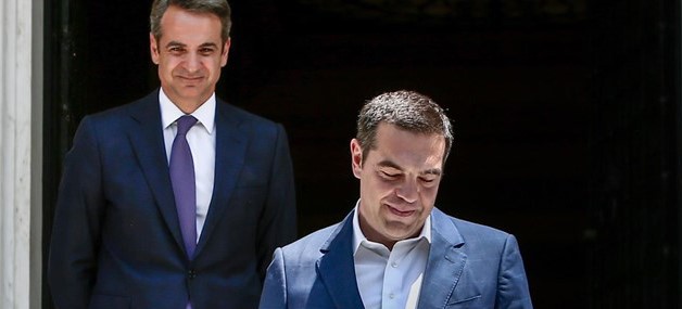 Ο Αλέξης Τσίπρας παρέδωσε στον Κυριάκο Μητσοτάκη