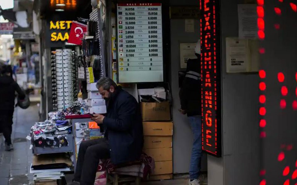 Ο πληθωρισμός πλησιάζει στο 80%