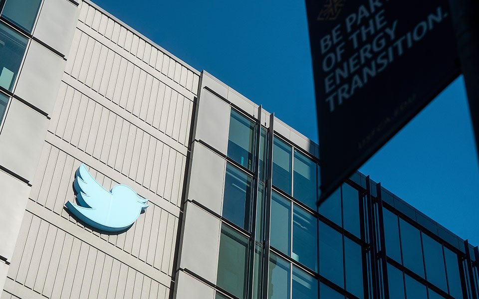 Κλείνουν τα γραφεία λόγω των μαζικών απολύσεων