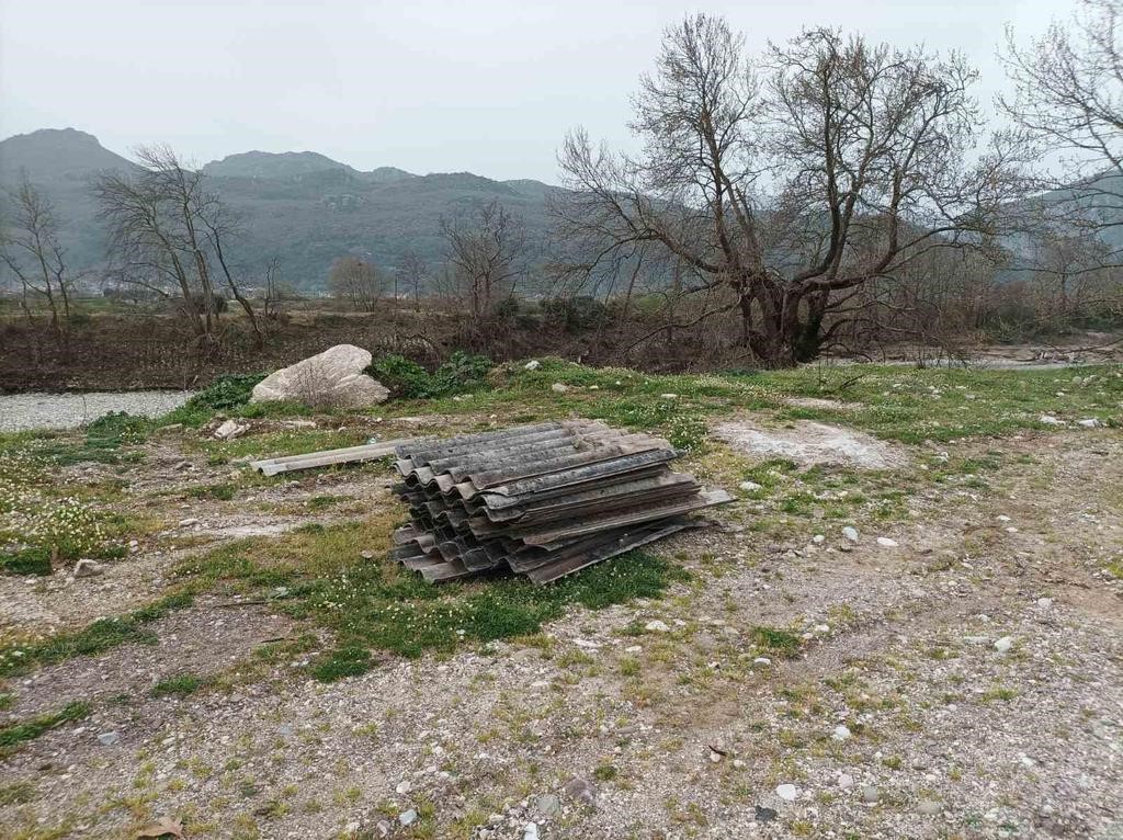 Μήνυση κατά αγνώστων για πεταμένες πλάκες αμιάντου