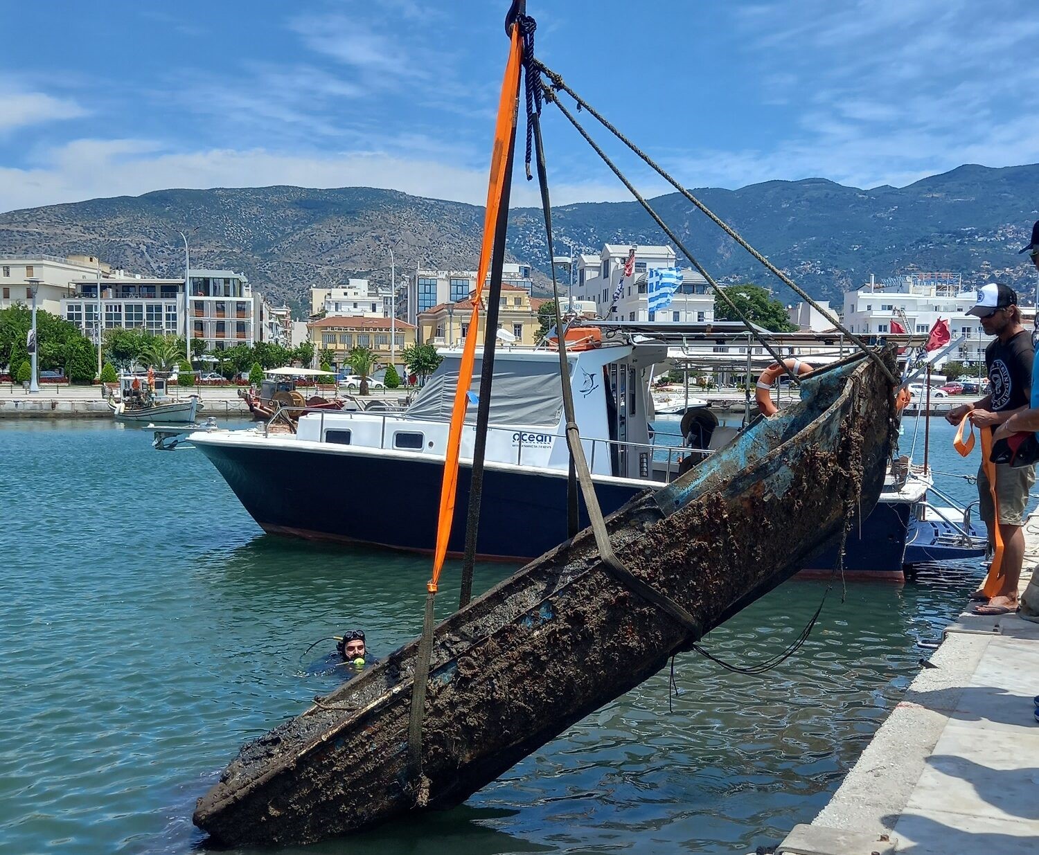 Έβγαλαν ελαστικά αυτοκινήτων, βάρκες και στύλους φωτισμού!