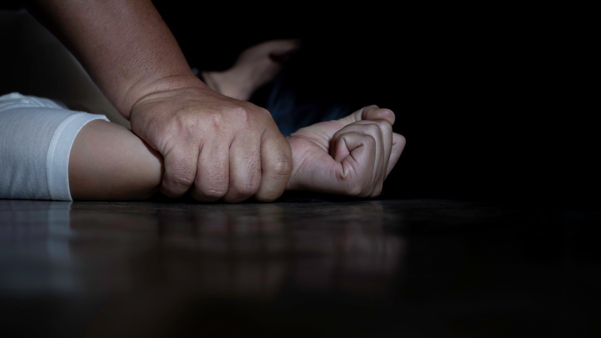 Φοιτήτρια κατήγγειλε τον βιασμό της από δύο φίλους της