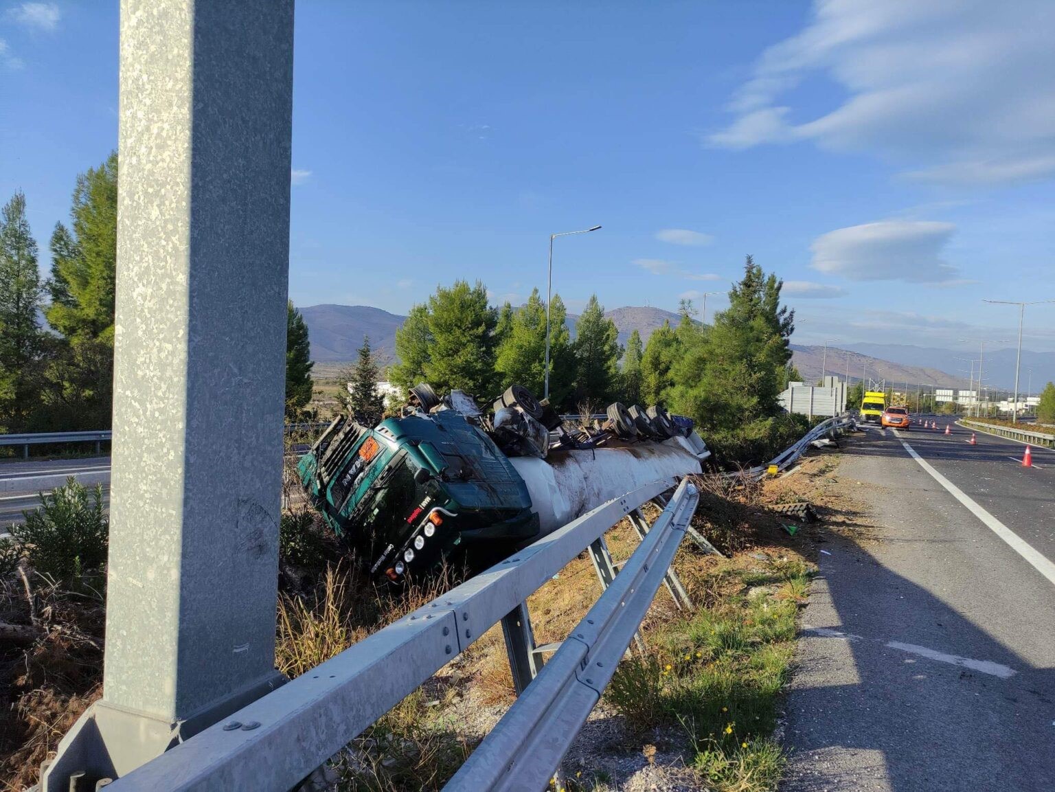 Λάρισα: Ανατροπή βυτιοφόρου με εύφλεκτο υλικό