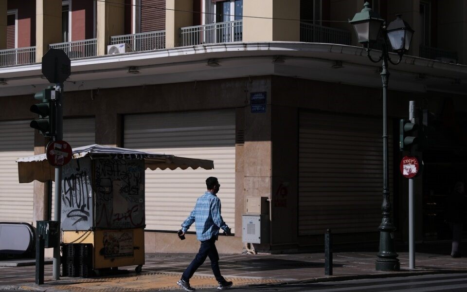 Νέα μέτρα για ανεμβολίαστους