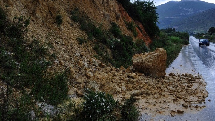 Kατολισθήσεις και αυξημένη στάθμη στον Πηνειό 