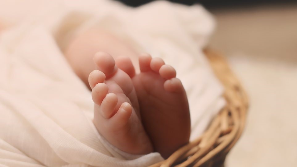 Οι γυναίκες στην χώρα μας κάνουν όλο και λιγότερα παιδιά