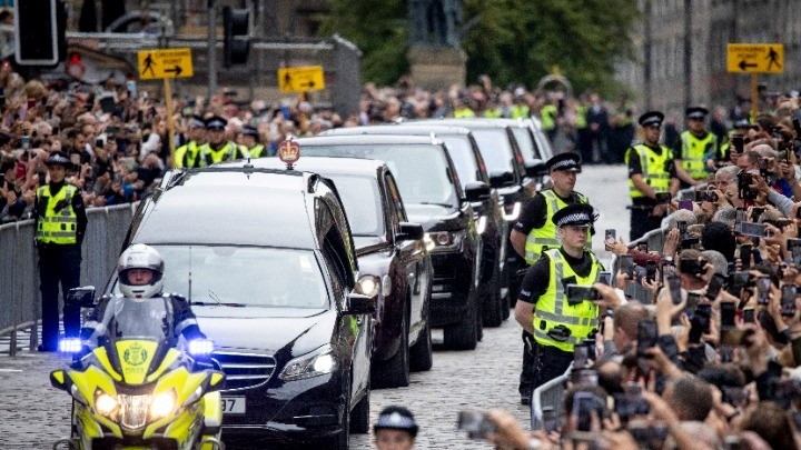 Στο Εδιμβούργο η σορός της βασίλισσας Ελισάβετ