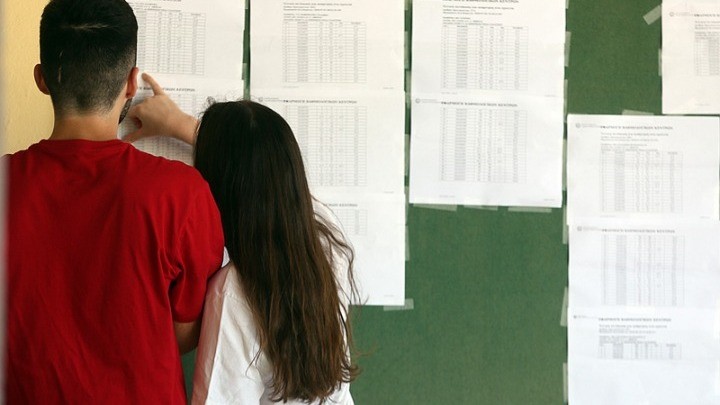 Πτώση βάσεων σε νομικές και ιατρικές σχολές