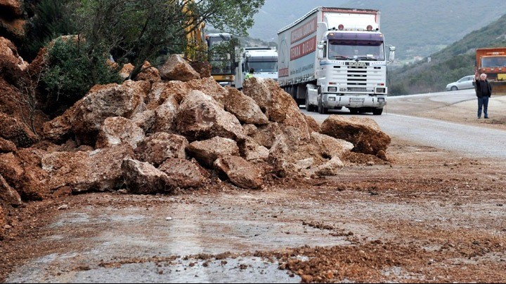 Καταπτώσεις βράχων και χιόνια στα ορεινά