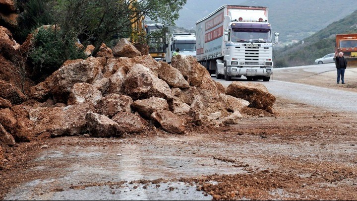 Καταπτώσεις βράχων και χιόνια στα ορεινά 