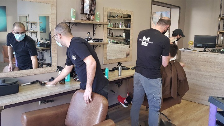 "Ανέβασαν ρολά" βιβλιοπωλεία, κομμωτήρια και ΚΤΕΟ