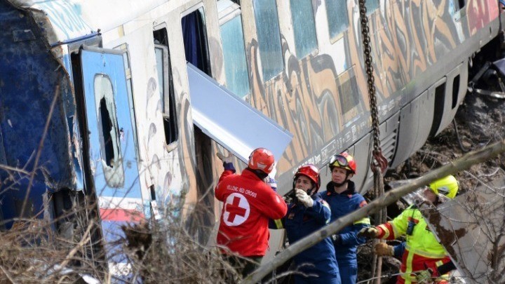 Δίνει προκαταβολές αποζημιώσεων σε θύματα και τραυματίες