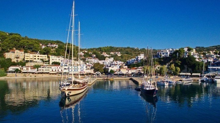 Η Αλόννησος καταργεί τα πλαστικά μπουκάλια