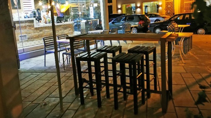 Τσουχτερό πρόστιμο σε ιδιοκτήτη μπαρ που σέρβιρε ποτά