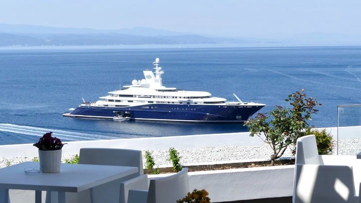 Στην ακτή "Μάραθα" ο σεΐχης του Κατάρ