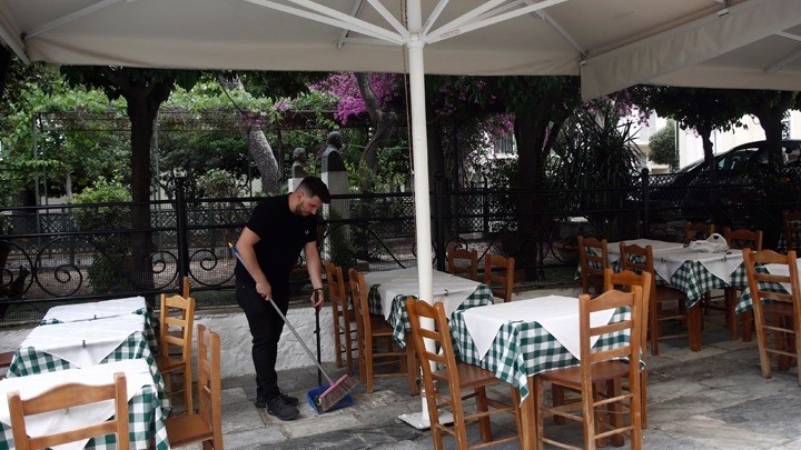 Επιστροφή με τραπεζάκια έξω και αυξημένα μέτρα