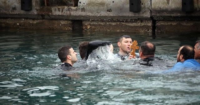 Βολιώτης έπιασε τον Σταυρό στο Αγιο Ορος