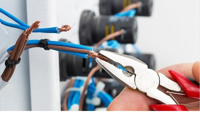 Λαρισαίος εξαπάτησε επαγγελματίες ηλεκτρολόγους