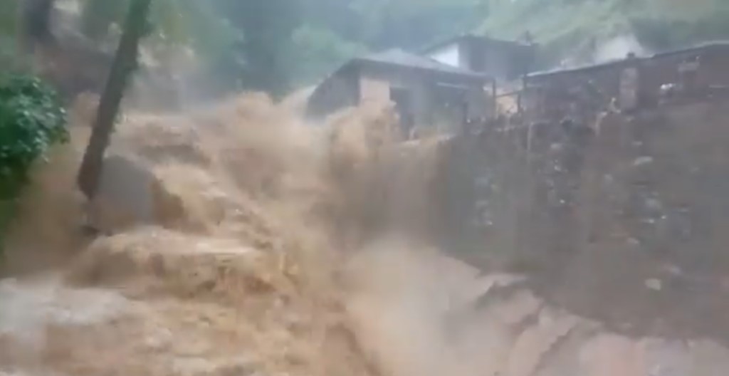 Χείμαρρος "καταπίνει" αυτοκίνητα στο κεντρικό πάρκινγκ