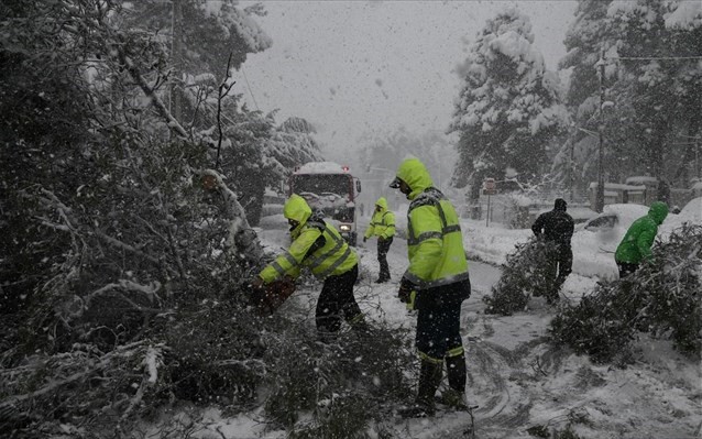 Μάχη για να αποκατασταθούν οι βλάβες στην ηλεκτροδότηση