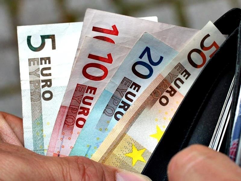 Οι Έλληνες ξοδεύουν πάνω από 1.400 ευρώ το μήνα 