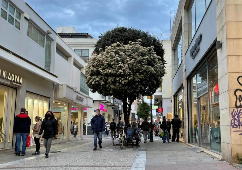 Αρνητικός στη λειτουργία των καταστημάτων την Κυριακή