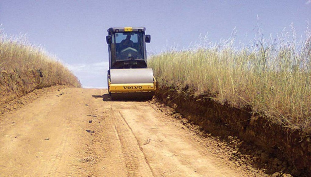 Αποκαθιστά αγροτικούς δρόμους στη Βερδικούσια 