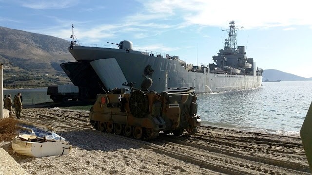 Στο λιμάνι του Βόλου τα αρματαγωγά για τους Πεζοναύτες