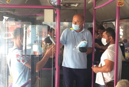 Μοιράζει μάσκες στους επιβάτες του 