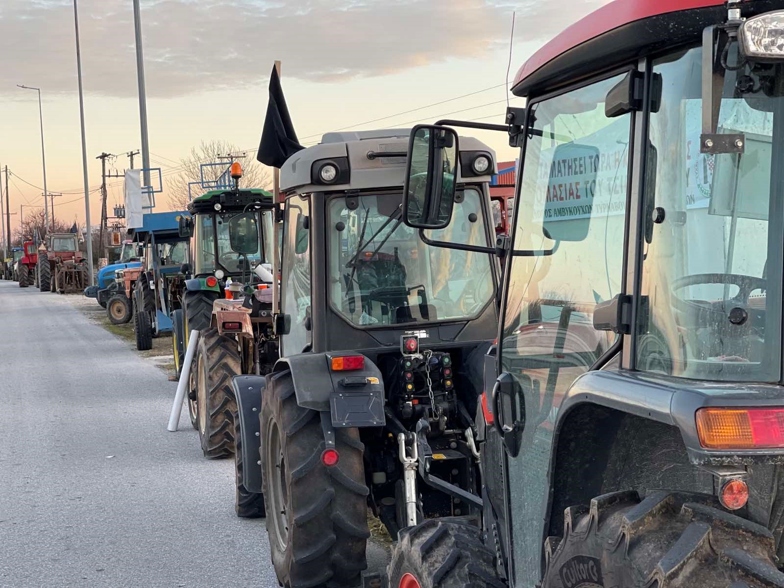 Kλιμακώνουν τον αγώνα τους οι αγρότες