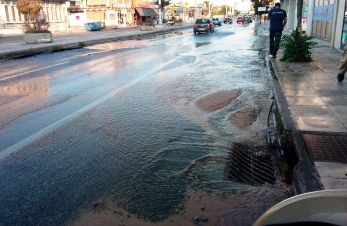Έσπασε αγωγός ύδρευσης στον κόμβο Διμηνίου