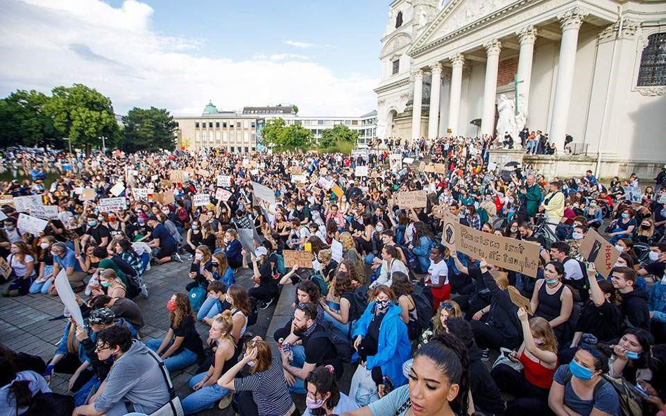 Πρωτοφανής αντιρατσιστική πορεία με 50.000 κόσμο