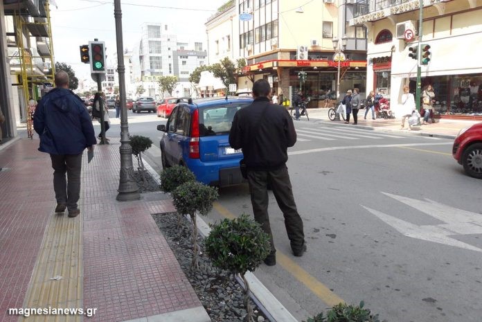 Με τρεις δημοτικούς αστυνομικούς τα έβαλε 41χρονος