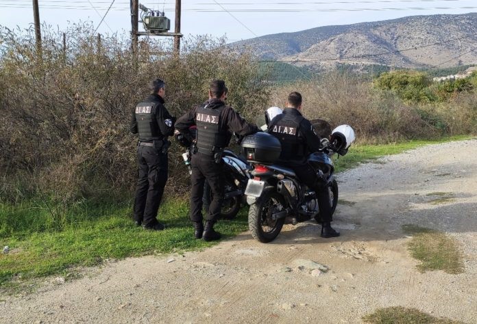 Νεαρός απειλούσε να πέσει από ταράτσα σπιτιού