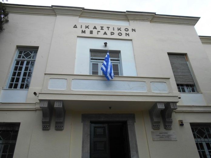 Κατηγορούνται για απιστία και υπεξαίρεση 900.000 ευρώ