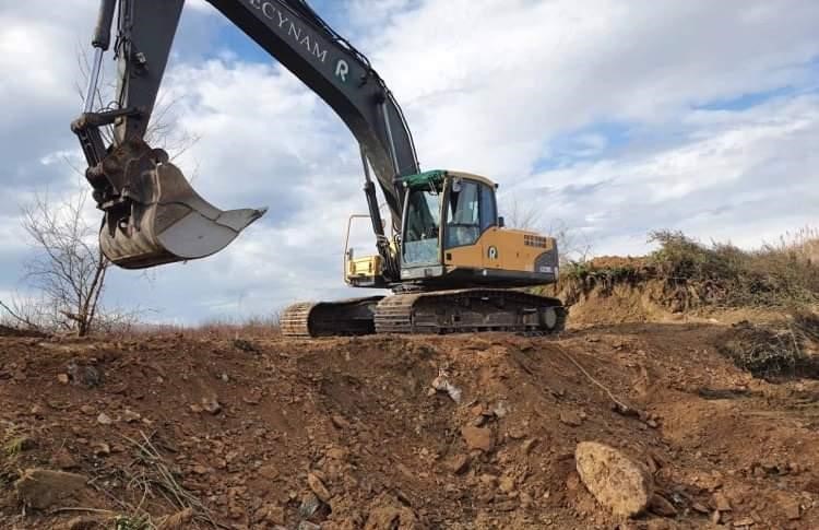Eνισχύει τα αναχώματα του Ληθαίου στην Π.Ε. Τρικάλων