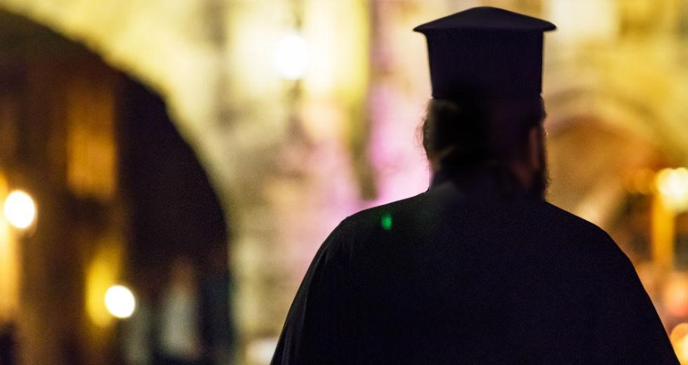 Έξι ιερείς σε αργία επειδή δεν εμβολιάζονται