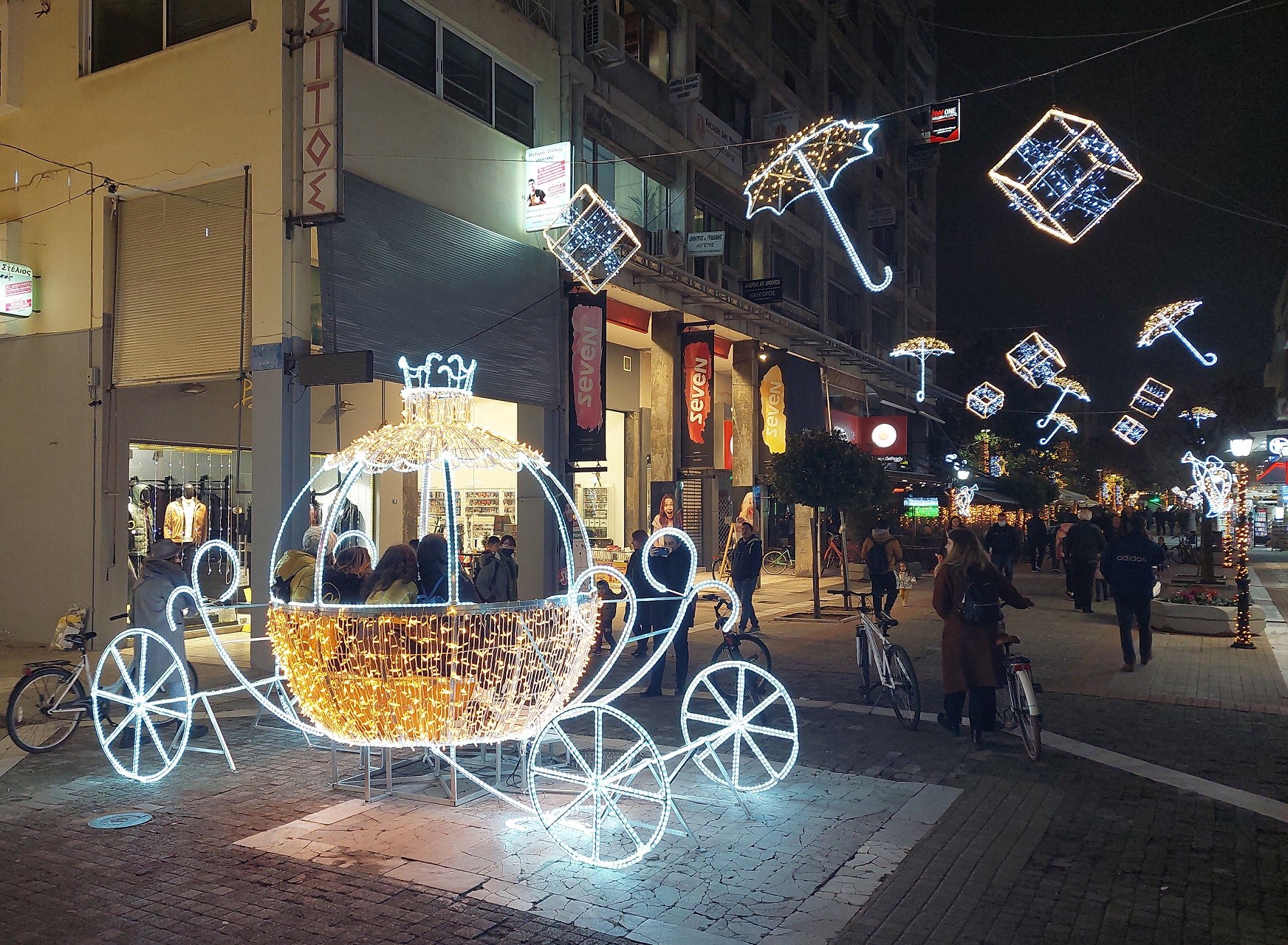 Φως και λάμψη για τις γιορτές των Χριστουγέννων